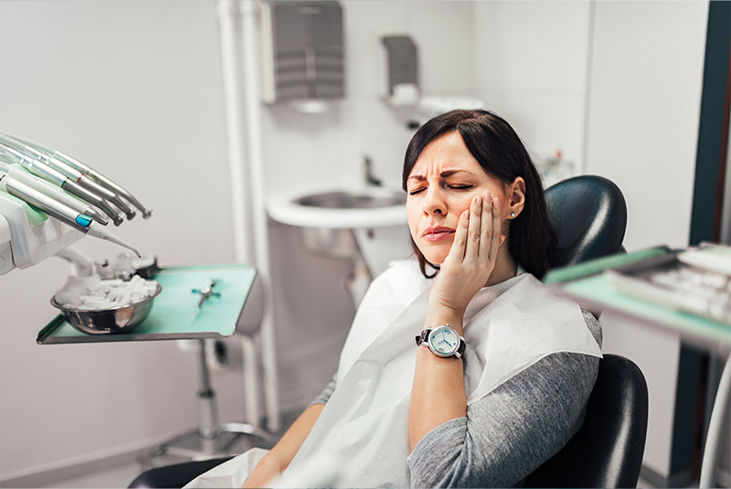 dental patient with mouth pain within the dental center